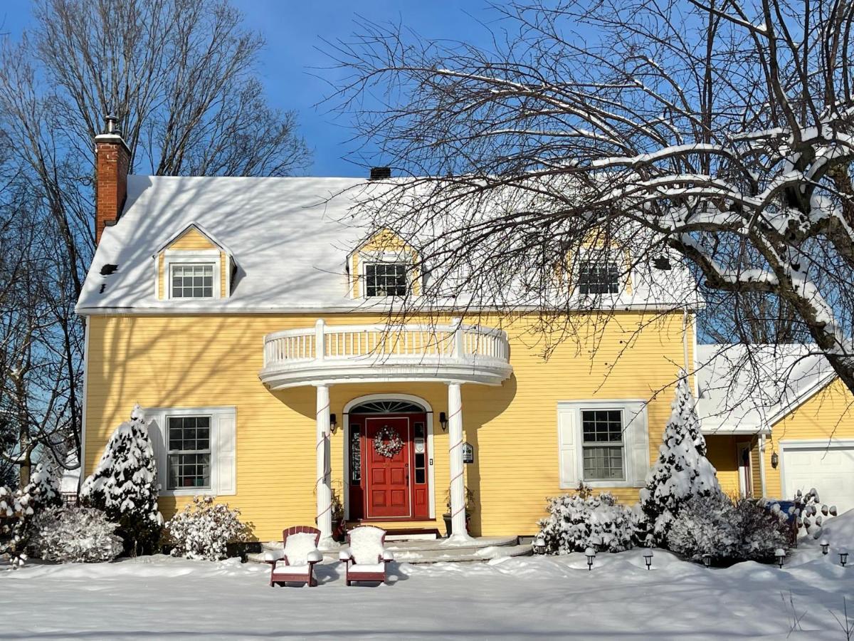 Manoir Alegria Bed & Breakfast Cowansville Bagian luar foto