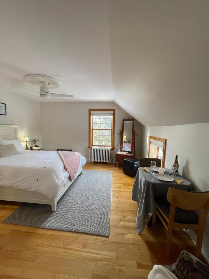 Manoir Alegria Bed & Breakfast Cowansville Bagian luar foto