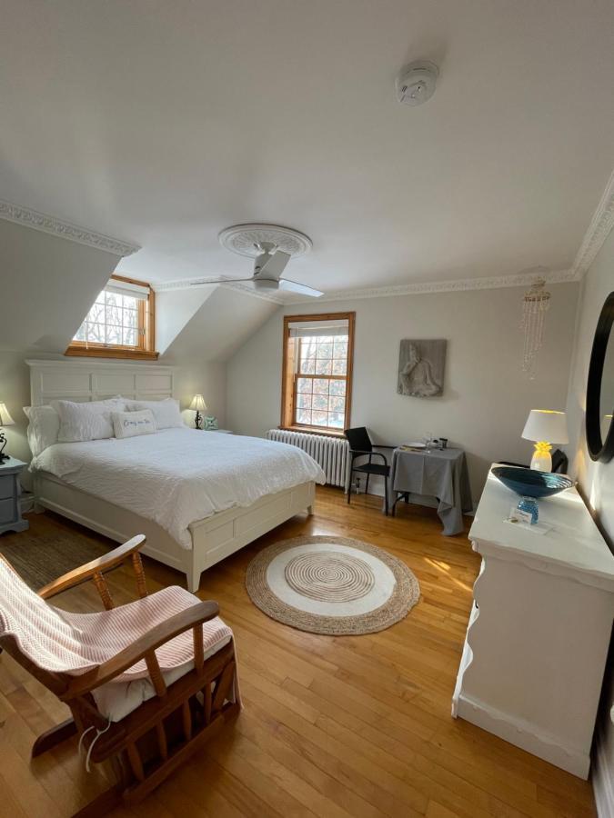 Manoir Alegria Bed & Breakfast Cowansville Bagian luar foto